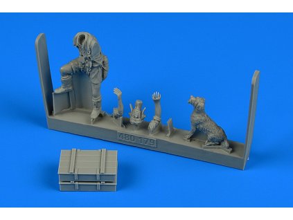 1/48 Middle East Allied Pilot WWII with dog
