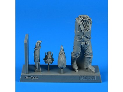 1/32 RAF WWII Bomber Pilot with bag