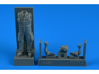 1/32 Warshaw Pact Aircraft Mechanic A for x kit
