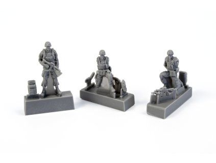 1/72 Two Kneeling Soldiers and Commanding Officer