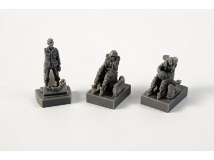 1/72 AH-1 Sitting pilots (2 figures) and ground cr