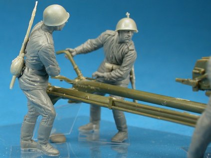1/35 Soviet Artillery Crew on Maneuver