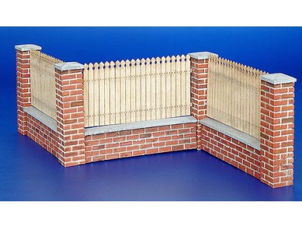 1/35 Fence with underpinning