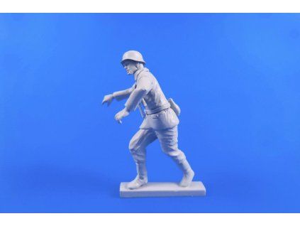 1/48 German WWII Motorcycle Rider(pushing his Mach