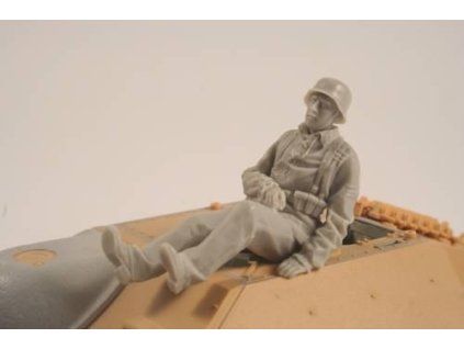 1/35 German WW II Hetzer Sitting Infantry man