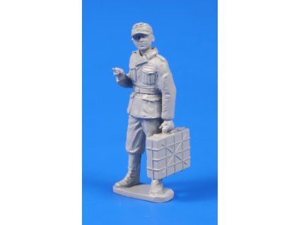 1/48 Germann WWII Soldier with Grenade Case