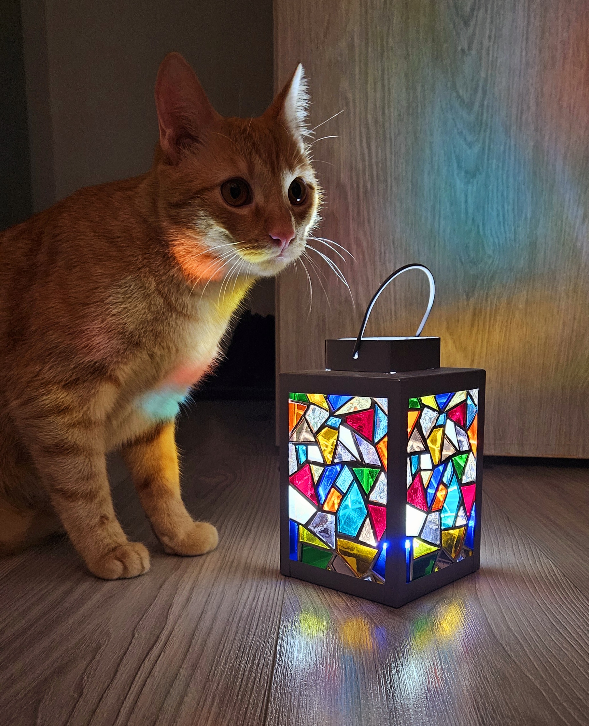 barevne-sklo-v-okne-svetelny-efekt