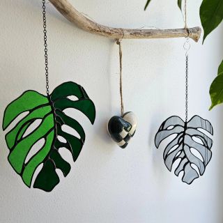 ✨ Zamilujte se do světla a barev Skleněný list monstery – ručně vyráběná dekorace, která dodá kouzlo každému prostoru....