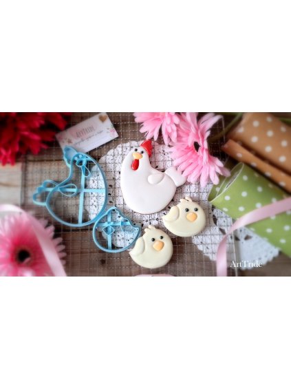 Slepička s kuřátkem