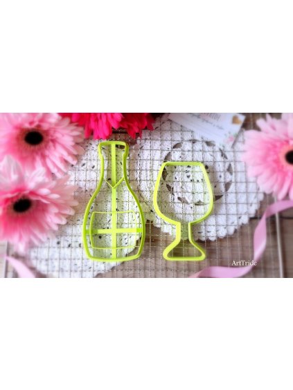 Láhev a sklenice vína