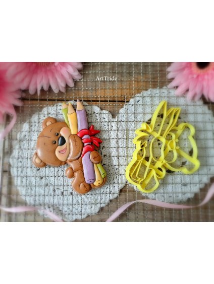 Vykrajovátko medvídek s pastelkama