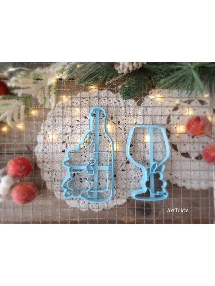 Vykrajovátka láhev a sklenice s květinou