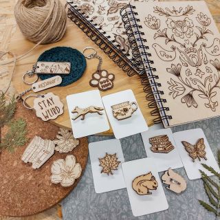 Víte, že kromě papírových radostí vyrábíme i leccos ze dřeva? 🪵 Najdete u nás třeba bloky, brože, klíčenky a magnetky. Tak...