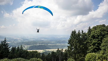 #Semilská | Paragliding v korunách stromů