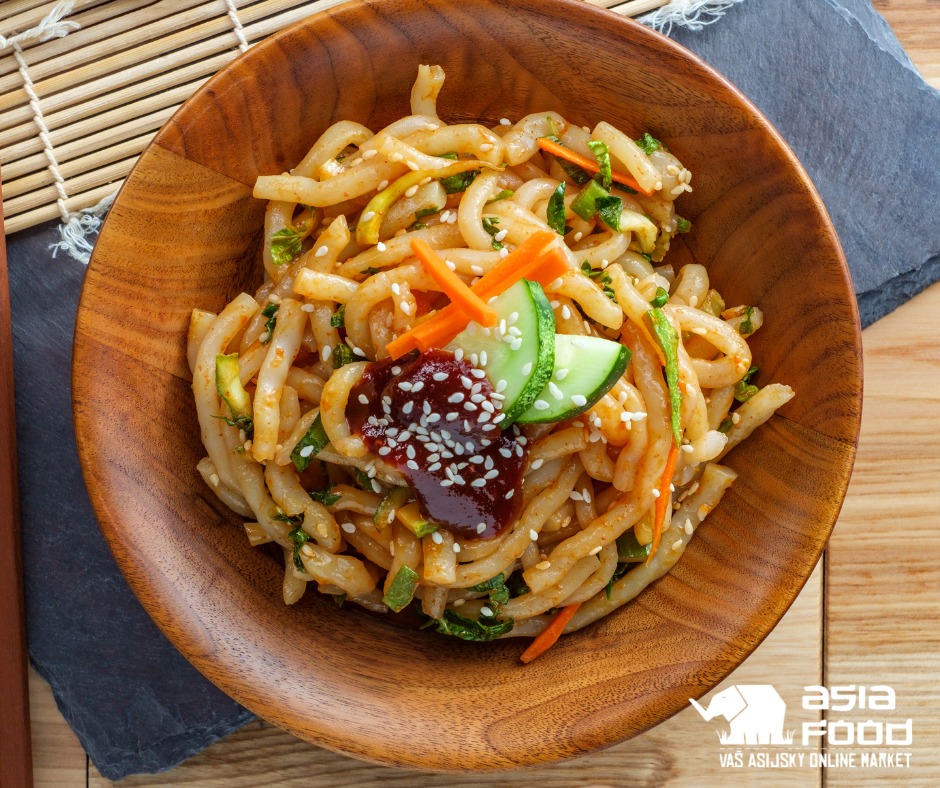 Smažené udon nudle s kimchi