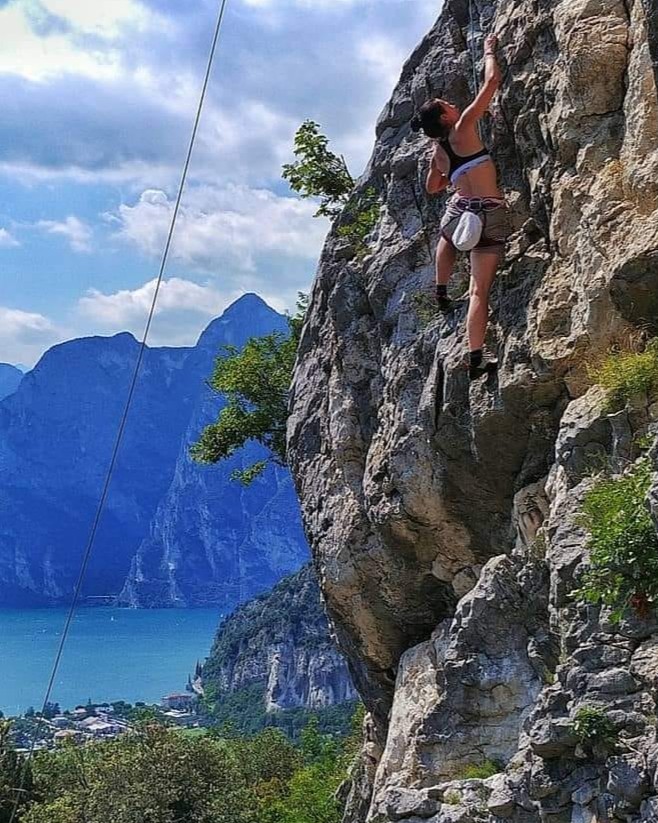 Michaela Bažilová při lezení v Arcu u Lago di Garda