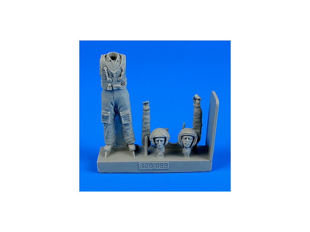 1/32 Soviet Pilot with life jacket - the Cold War period