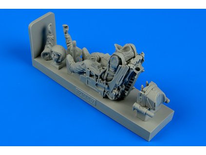 1/32 Soviet Fighter Pilot with ejection seat for S