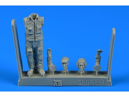 1/48 Soviet  Aircraft Mechanic - the period of the
