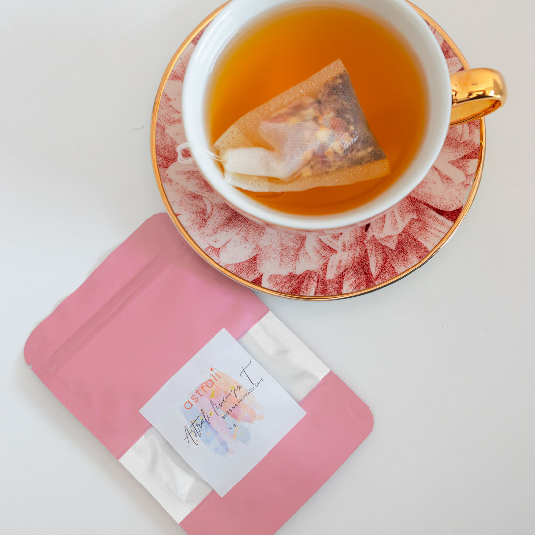 Zpomalte čas: Večerní rituál s šálkem čaje ASTRALI five-six T a dotekem ASMR