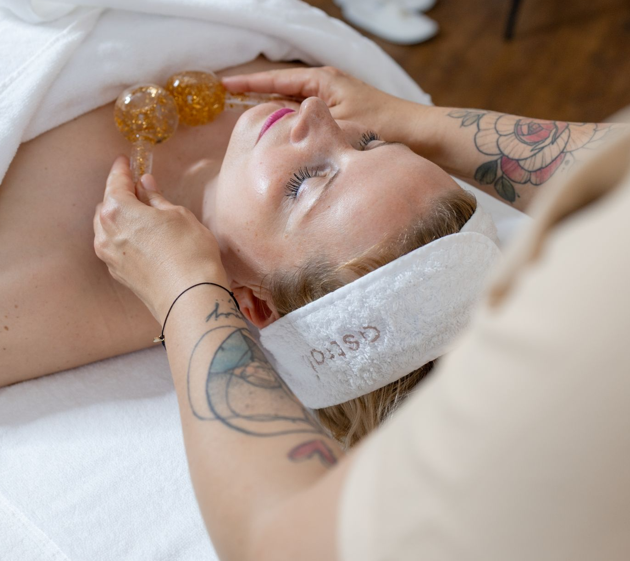 Příběh psaný ASTRALI vědomými doteky ASMR je jako když pocítíte něhu a necháte se uvést do absolutní relaxace