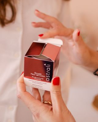 🌿 Zavři na chvíli oči… a nech prostor kolem sebe zpomalit. Jemné praskání knotu… teplé světlo, které hladí prostor… a...