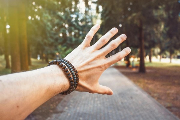 Melyik kézen viseljük az ásvány karkötőt? Tippek és tanácsok