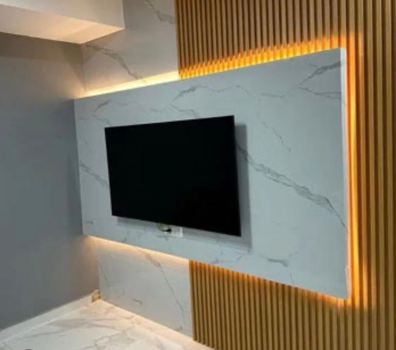 Kombinácia PVC mramorového obkladu a akustických panelov na stene