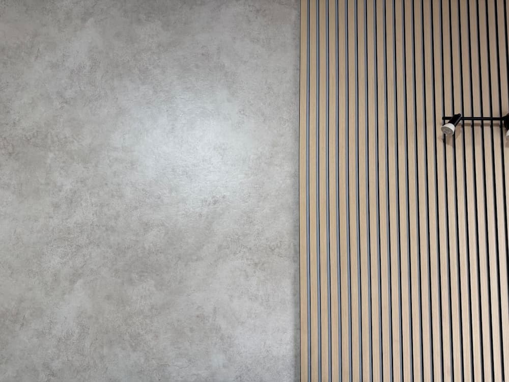 Matný kompozitný obklad AT-Europe s textúrou betónu a hrúbkou 2.7 mm