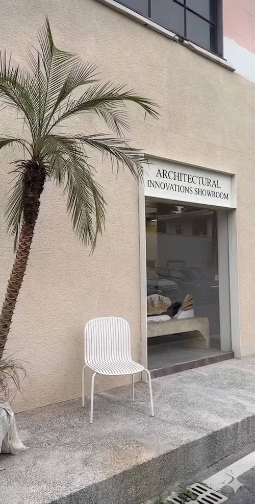 Flexibilný kamenný obklad MCM na modernej fasáde apartmánového a administratívneho komplexu