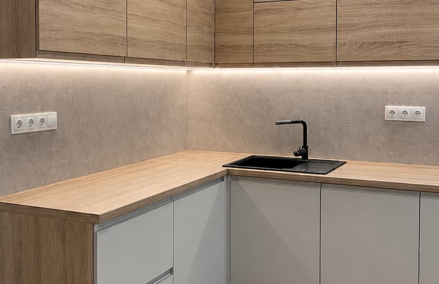 PVC panel Taupe Concrete za kuchynskou linkou v modernej kuchyni