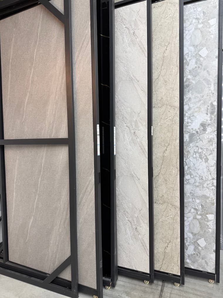 Veľkoformátové PVC panely vystavené v showroome AT-Obklad Rovinka