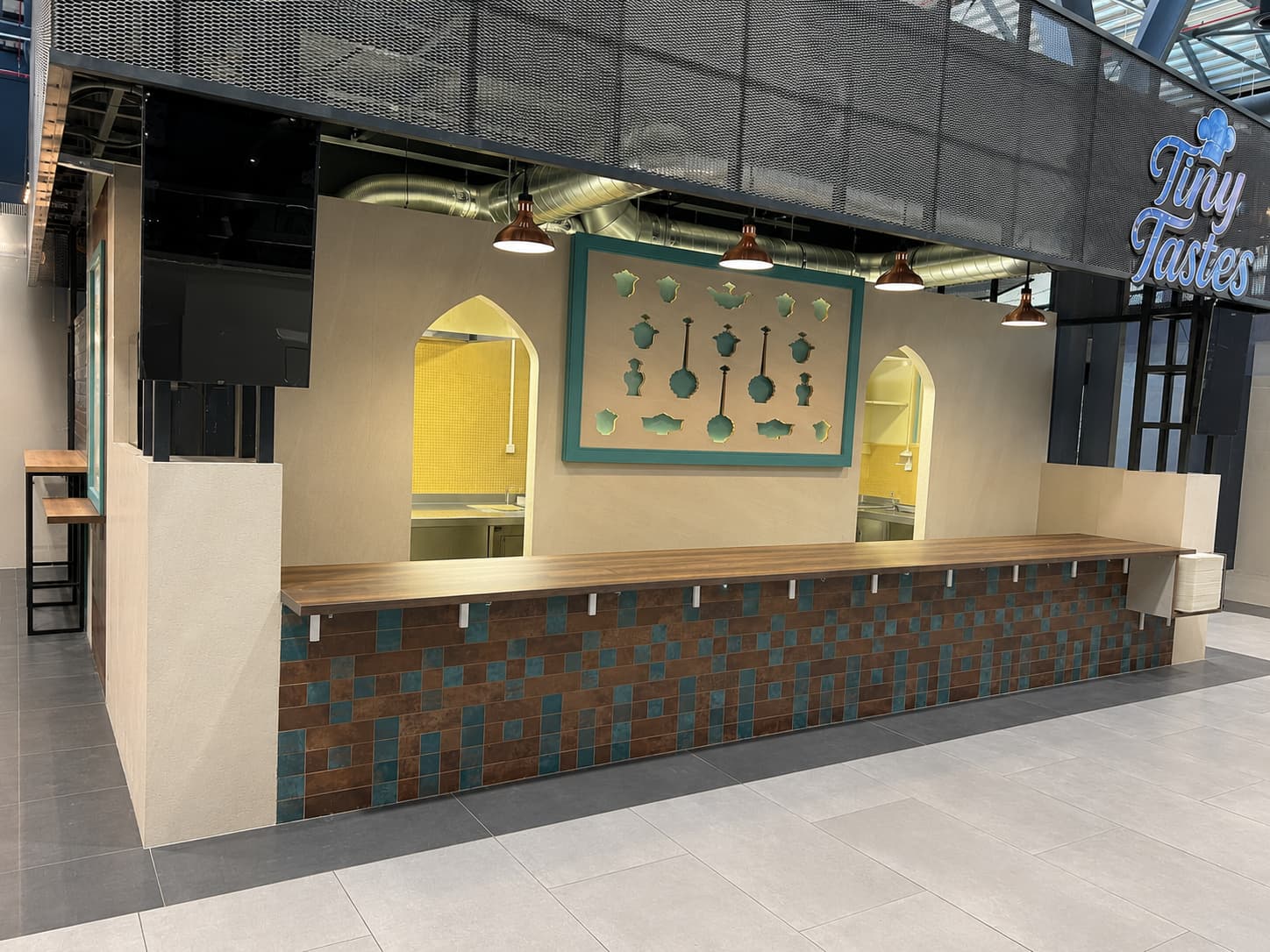 PVC panel Soft Sand Beige Stone ako luxusný obklad steny v modernej reštaurácii