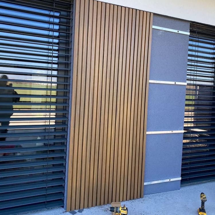 Moderná fasáda domu s WPC lamelovým obkladom v drevenom dekore