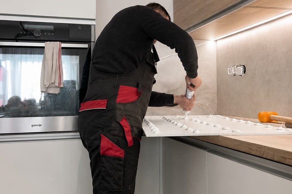 Montáž PVC panelu za kuchynskú linku pri renovácii kuchyne
