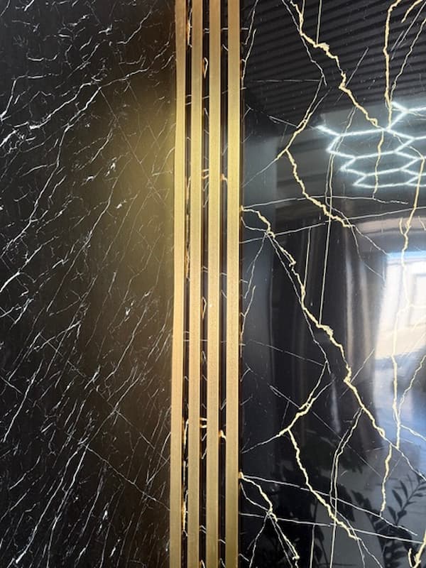 Porovnanie povrchov: matný kompozitný obklad a lesklý PVC mramorový panel AT-Europe