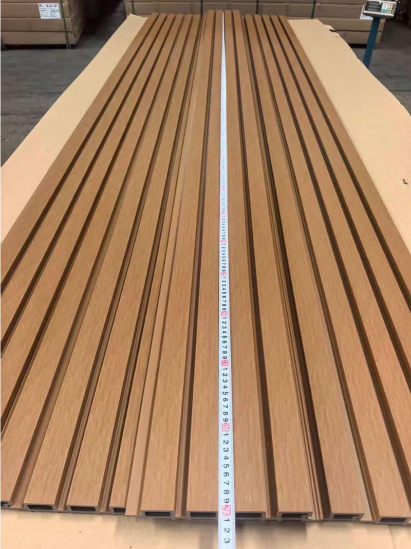 Meranie dĺžky WPC lamely pomocou metra