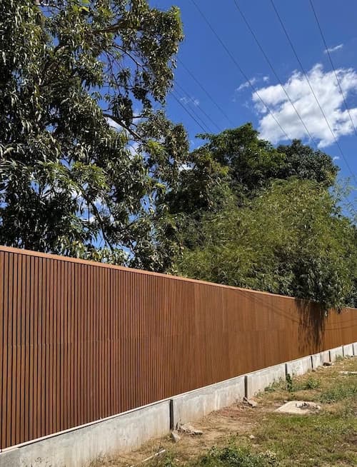 WPC fasádne lamely na modernom plote v exteriéri