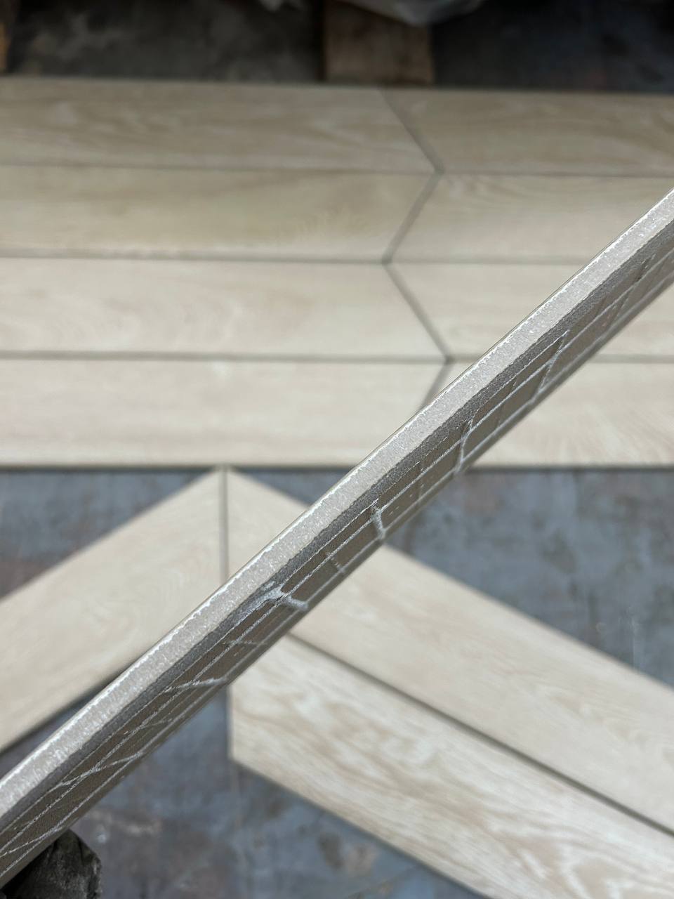 Detail hrúbky a spracovania španielskej gresovej dlažby