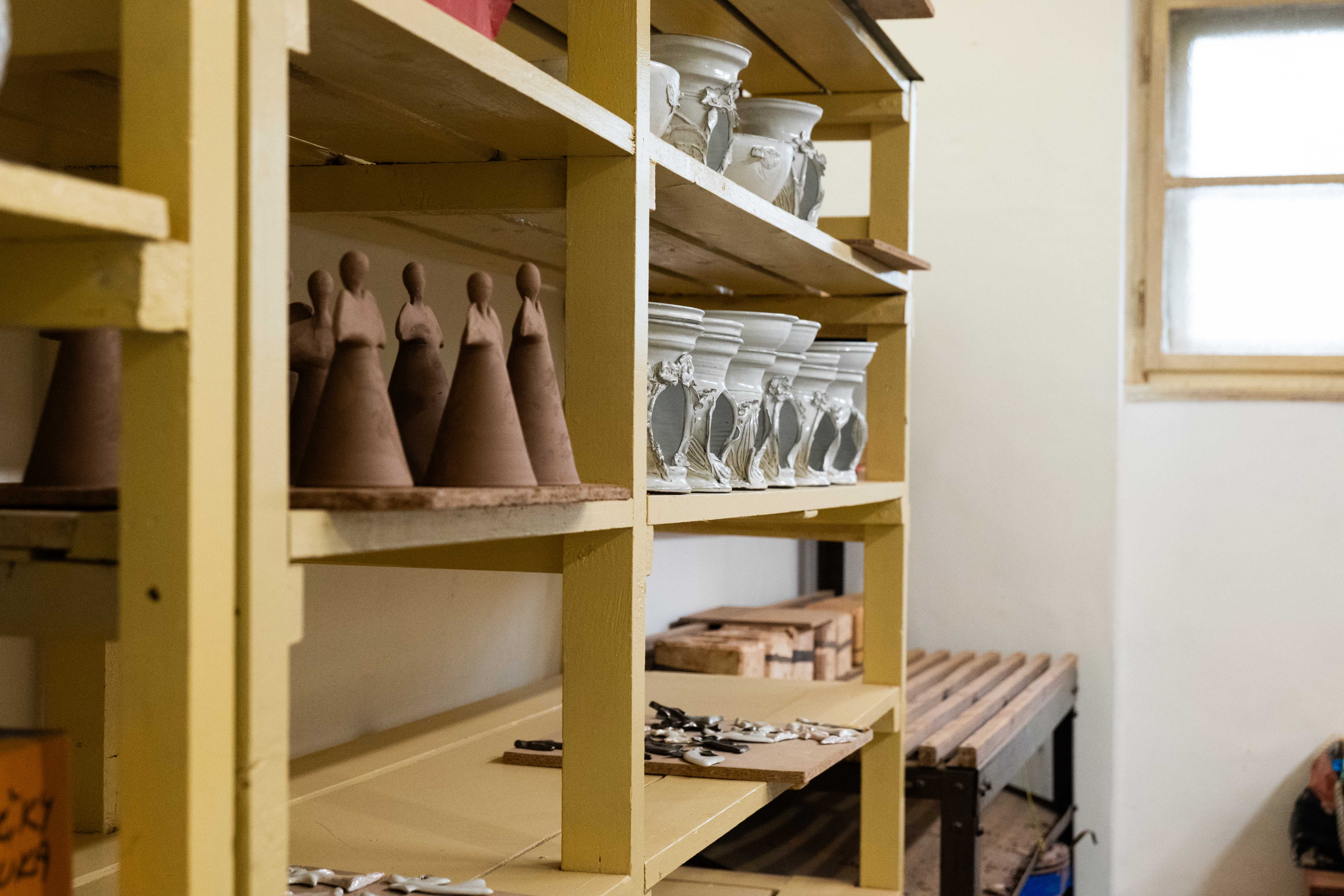 Vnitřní prostory keramického ateliéru v Praze, Ateliér U Jana - ručně dělané dekorační sošky a difůzéry