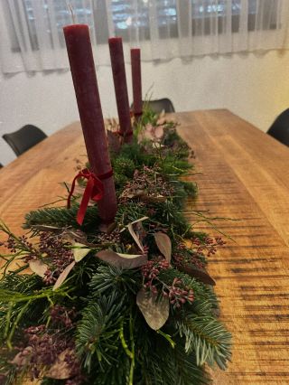 〰️ Nordmanská jedle, eukalyptus, borůvčí, rustikální svíčky 25 cm, délka cca 1 m 〰️ . #vanocnisvicen #nastul #vanoce...