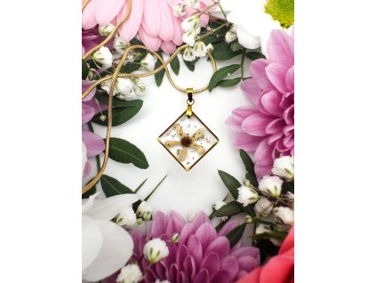 Zlatý náhrdelník z chirurgické oceli se Sakurou