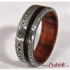 Ebenispir luxusní pánský prsten z damasteelu s ebenovým proužkem  Designový prsten z damawood