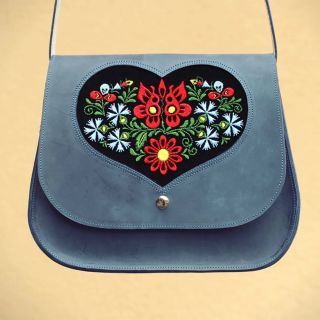 ⚫️🔵🔴Přijela srdíčka🔴🔵⚫️ ...přesněji - přijela paní Magda z @magdinovysivani a dovezla mi nové výšivky na kabelky😍 Přejete...