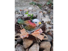 Hnízdo s keramickým ptáčkem větší.