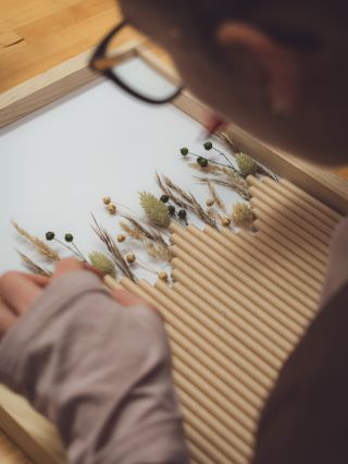 ✨ Za každým naším obrazem je proces - výběr květin, kombinace struktur a barev, úprava detailů. 🪻 Každý kus vzniká ručně,...