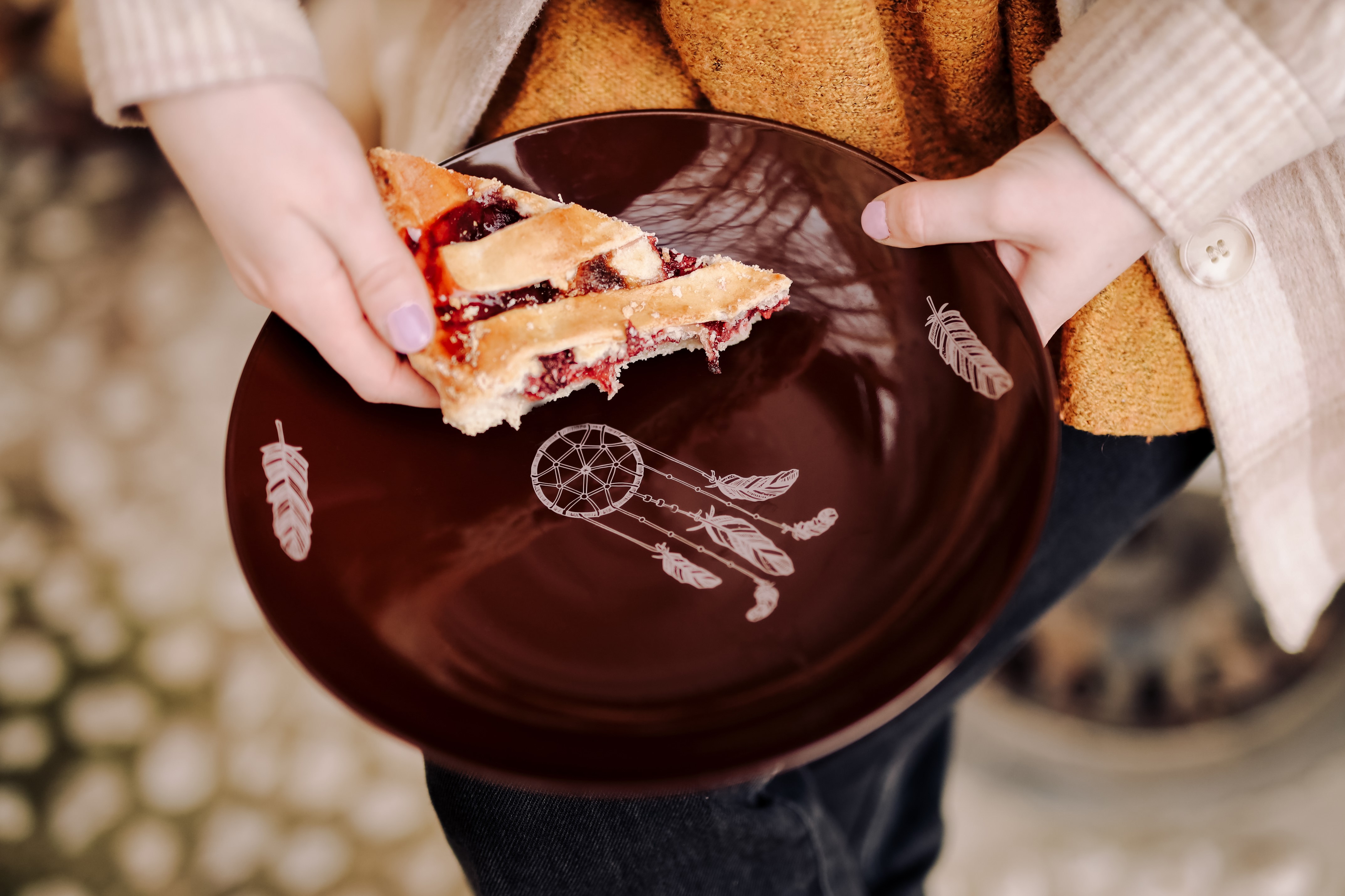 hnědý talíř "peříčka"