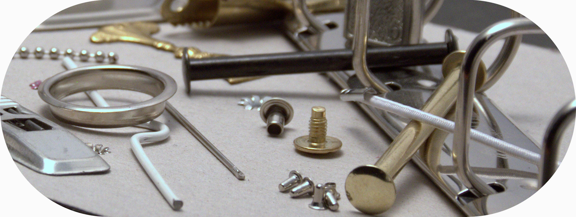 kovové produkty: skrutky, mechaniky, nity, háčiky, reťiazky, magnety