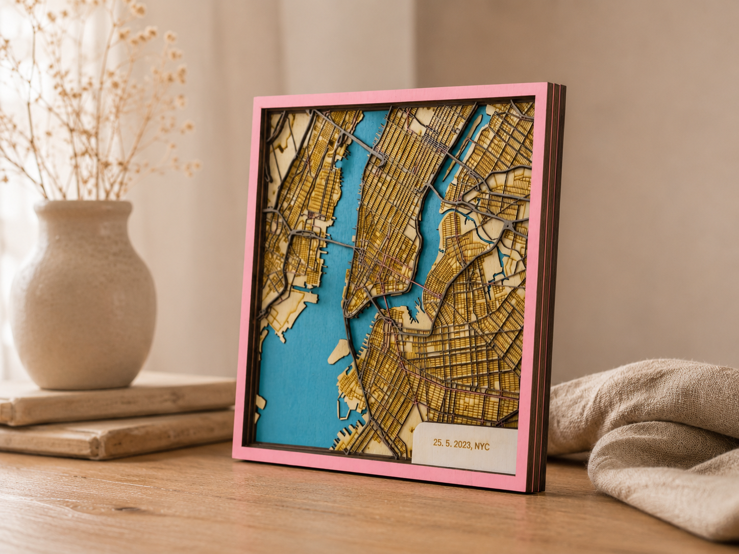 Pastelová 3D vzpomínková mapa ze dřeva s růžovými tóny