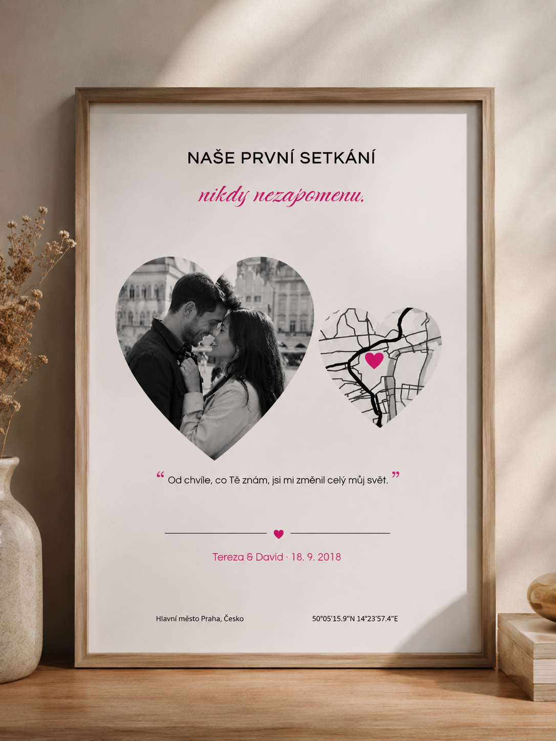 Plakát s mapou místa a gravírovaným věnováním v rámu